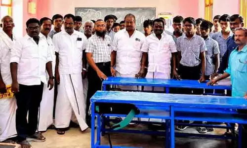 அரசு பள்ளிகளுக்கு ரூ.35 லட்சத்தில் இருக்கைகள்