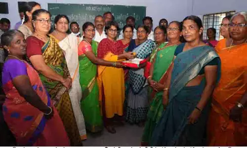 38 அரசு பள்ளி தலைமை ஆசிரியர்களுக்கு கலெக்டர் பாராட்டு 38 அரசு பள்ளி தலைமை ஆசிரியர்களுக்கு கலெக்டர் பாராட்டு