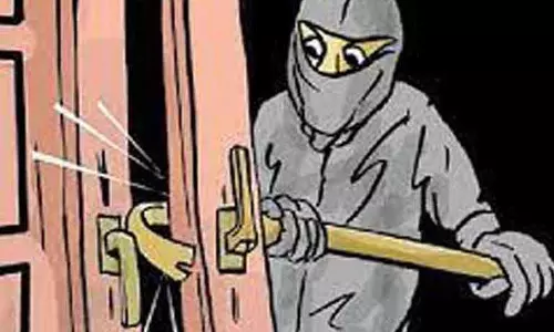 அரசு பள்ளி ஆசிரியர் வீட்டில்   12 பவுன் நகை-பணம் திருட்டு