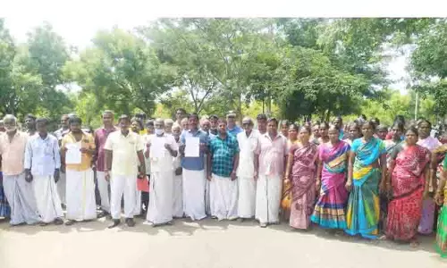 பால் கொள்முதல் செய்ததற்கு பணம் பட்டுவாடா செய்ய வேண்டும்-கலெக்டர் அலுவலகத்தை முற்றுகையிட்ட உற்பத்தியாளர்கள்