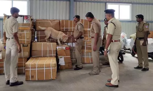 அ.தி.மு.க.வில் ஓ.பன்னீர்செல்வத்துக்கு தலைமை பதவி வழங்க வலியுறுத்தி  சேலம் ஜங்ஷன் ரெயில் நிலையத்துக்கு   வாலிபர் வெடிகுண்டு மிரட்டல்