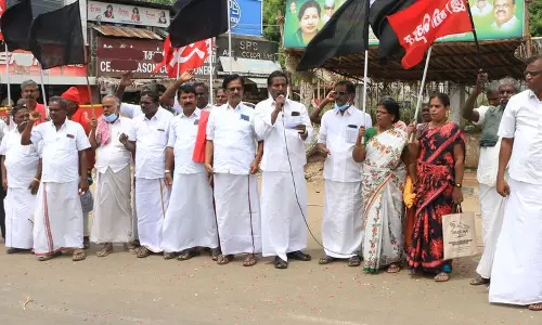 விவசாயிகள் சங்கத்தினர் கருப்பு கொடி ஏந்தி ஆர்ப்பாட்டம்