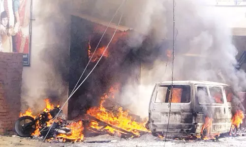 வேனில் இருந்து கடைக்கு எடுத்துச் சென்றபோது பட்டாசுகள் வெடித்து சிதறின; டிரைவர் கருகி பலி