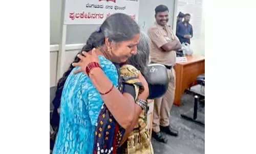 பெங்களூருவில் மகனின் வீட்டு முகவரி தெரியாமல் 11 மணி நேரம் பரிதவித்த தமிழக மூதாட்டி; போலீசார் உதவியுடன் குடும்பத்துடன் இணைந்தார் பெங்களூருவில் மகனின் வீட்டு முகவரி தெரியாமல் 11 மணி நேரம் பரிதவித்த தமிழக மூதாட்டி; போலீசார் உதவியுடன் குடும்பத்துடன் இணைந்தார்