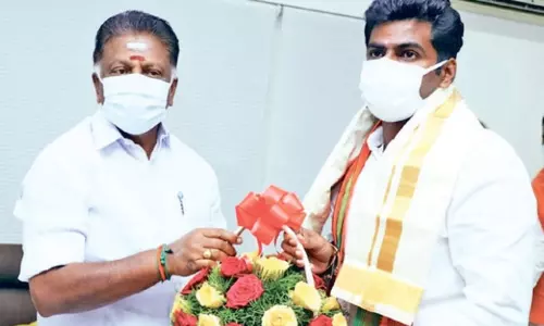 ஈபிஎஸ்-ஐ தொடர்ந்து ஓபிஎஸ் உடன் பாஜக தலைவர் அண்ணாமலை சந்திப்பு - அடுத்தடுத்து பரபரப்பு ஈபிஎஸ்-ஐ தொடர்ந்து ஓபிஎஸ் உடன் பாஜக தலைவர் அண்ணாமலை சந்திப்பு - அடுத்தடுத்து பரபரப்பு