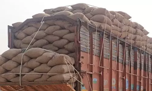 நீடாமங்கலத்தில் இருந்து விருதுநகருக்கு அரவைக்காக 1,000 டன் நெல் நீடாமங்கலத்தில் இருந்து விருதுநகருக்கு அரவைக்காக 1,000 டன் நெல்