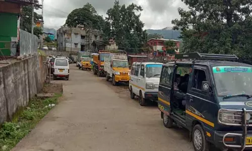 வால்பாறைக்கு சுற்றுலா பயணிகள் வருகை அதிகரிப்பு:  வாகன நிறுத்த இடமில்லாததால் போக்குவரத்து நெரிசல்