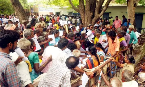 மாற்றுத்திறனாளிகளுக்கு அடையாள அட்டை வழங்கும் முகாமில் தள்ளு-முள்ளு