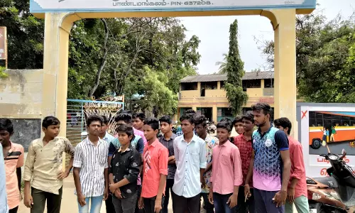 கணினி அறிவியல் பாடப்பிரிவை சேர்க்க கோரி   பாண்டமங்கலம் அரசு பள்ளியில் மாணவர்கள் முற்றுகை போராட்டம்