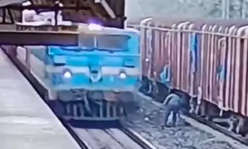 ரெயில் வரும் போது தண்டவாளத்தில் விழுந்து கிடந்த நபர், துணிச்சலாக மீட்ட ரெயில்வே ஊழியா் - வீடியோ