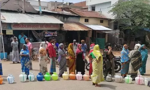 குடிநீர் கேட்டு பெண்கள் சாலை மறியல் குடிநீர் கேட்டு பெண்கள் சாலை மறியல்