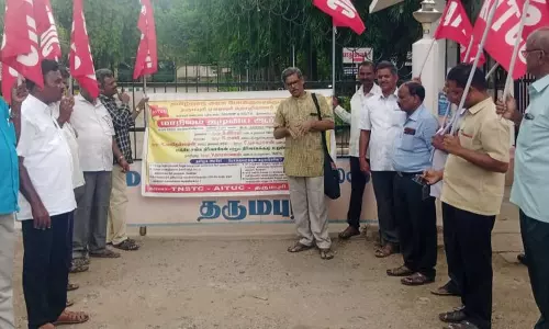 தர்மபுரியில் போக்குவரத்து கழக தொழிலாளர்கள் ஆர்ப்பாட்டம் தர்மபுரியில் போக்குவரத்து கழக தொழிலாளர்கள் ஆர்ப்பாட்டம்