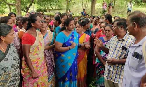 பணியை புறக்கணித்து தொழிலாளர்கள் போராட்டம் பணியை புறக்கணித்து தொழிலாளர்கள் போராட்டம்