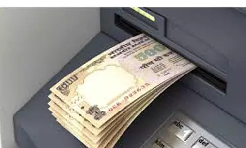 தானேயில் ஏ.டி.எம். எந்திரத்தை உடைத்து ரூ.11 லட்சம் கொள்ளை தானேயில் ஏ.டி.எம். எந்திரத்தை உடைத்து ரூ.11 லட்சம் கொள்ளை