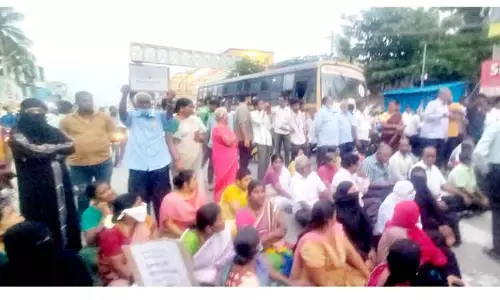 நீர்வரத்து கால்வாய்களை தூர்வாரக்கோரி பொதுமக்கள் சாலை மறியல் நீர்வரத்து கால்வாய்களை தூர்வாரக்கோரி பொதுமக்கள் சாலை மறியல்