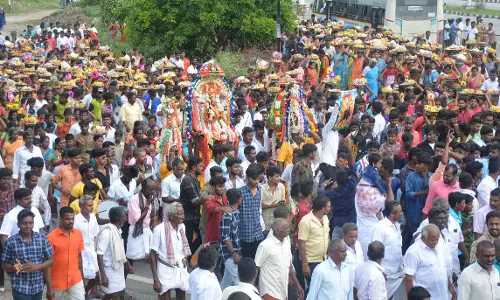 மாரியம்மன் கோவில் திருவிழாவில் மாவிளக்கு ஊர்வலம்