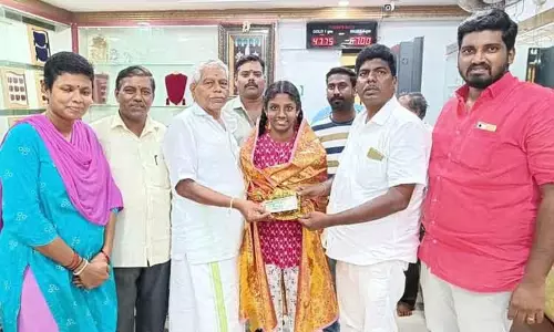 மாணவிக்கு பாராட்டு மாணவிக்கு பாராட்டு