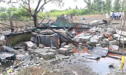 பட்டாசு ஆலை வெடி விபத்தில் 3 பேர் உடல் சிதறி பலி பட்டாசு ஆலை வெடி விபத்தில் 3 பேர் உடல் சிதறி பலி