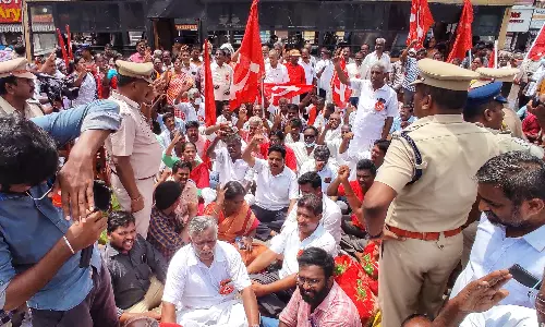 மதுரை ரெயில் நிலையத்தில் எம்.பி. தலைமையில் நுழைந்த 458 பேர் கைது மதுரை ரெயில் நிலையத்தில் எம்.பி. தலைமையில் நுழைந்த 458 பேர் கைது