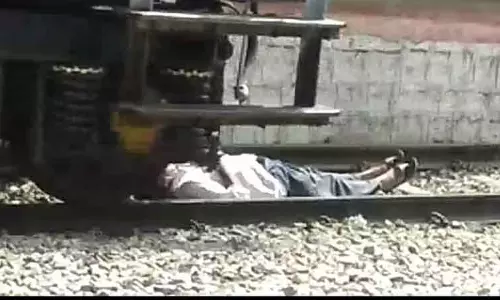 ரெயில் மோதி வாலிபர் சாவு