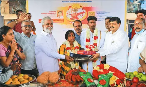 வடபழனி முருகன் கோவிலில் மாற்றுத்திறனாளிகளின் திருமணத்தில் மணமக்களுக்கு புத்தாடைகள் அமைச்சர் வழங்கினார் வடபழனி முருகன் கோவிலில் மாற்றுத்திறனாளிகளின் திருமணத்தில் மணமக்களுக்கு புத்தாடைகள் அமைச்சர் வழங்கினார்