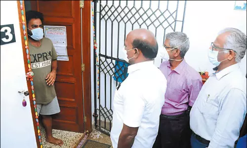 குழந்தைகளுக்கு சளி, காய்ச்சல் இருந்தால் டாக்டரிடம் பரிசோதனை செய்துவிட்டு பள்ளிக்கு அனுப்பலாம் குழந்தைகளுக்கு சளி, காய்ச்சல் இருந்தால் டாக்டரிடம் பரிசோதனை செய்துவிட்டு பள்ளிக்கு அனுப்பலாம்