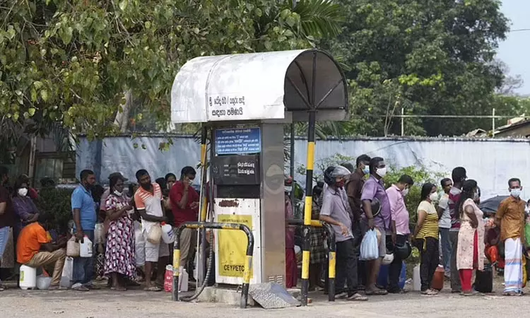 டீசல் நிரப்புவதற்காக 5 நாட்களாக வரிசையில் காத்திருந்த லாரி டிரைவர் பலி இலங்கையில் தொடரும் சோகம் டீசல் நிரப்புவதற்காக 5 நாட்களாக வரிசையில் காத்திருந்த லாரி டிரைவர் பலி இலங்கையில் தொடரும் சோகம்