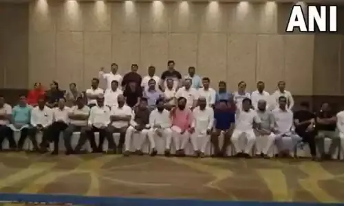 37 எம்.எல்.ஏக்கள் கையெழுத்திட்ட கடிதத்துடன் கவர்னருக்கு ஏக்நாத் ஷிண்டே தரப்பு கடிதம் 37 எம்.எல்.ஏக்கள் கையெழுத்திட்ட கடிதத்துடன் கவர்னருக்கு ஏக்நாத் ஷிண்டே தரப்பு கடிதம்