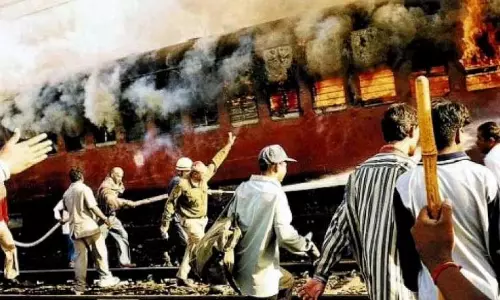 குஜராத் கலவர வழக்கு: பிரதமர் மோடி விடுவிக்கப்பட்டதை எதிர்த்த மனு தள்ளுபடி