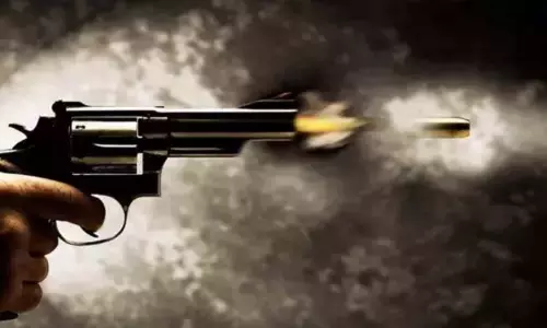 ஓட்டலில் மனைவி உடன் இருந்த ஆண் நண்பரை சுட்டுக்கொன்று தற்கொலை செய்து கொண்ட நபா் ஓட்டலில் மனைவி உடன் இருந்த ஆண் நண்பரை சுட்டுக்கொன்று தற்கொலை செய்து கொண்ட நபா்