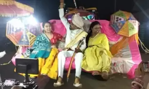 திருமண நிகழ்ச்சிக்கு புல்டோசரில் வந்த மணமகன்; டிரைவர் மீது வழக்குப்பதிவு - ரூ. 5 ஆயிரம் அபராதம் திருமண நிகழ்ச்சிக்கு புல்டோசரில் வந்த மணமகன்; டிரைவர் மீது வழக்குப்பதிவு - ரூ. 5 ஆயிரம் அபராதம்