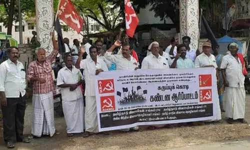 காட்டுமன்னார்கோவிலில்   விவசாயிகள் சங்கத்தினர் கருப்பு கொடி ஏந்தி ஆர்ப்பாட்டம்