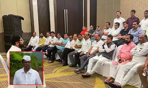 மராட்டிய துணை சபாநாயகர் பதவி நீக்க தீர்மானம்; அதிருப்தி எம்.எல்.ஏ.க்கள் திட்டம் மராட்டிய துணை சபாநாயகர் பதவி நீக்க தீர்மானம்; அதிருப்தி எம்.எல்.ஏ.க்கள் திட்டம்