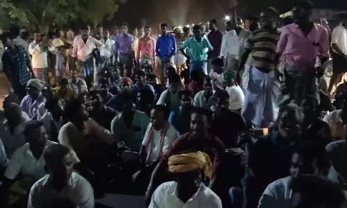 குத்தாலம் ஒழுங்குமுறை விற்பனை கூடத்தை விவசாயிகள் முற்றுகை குத்தாலம் ஒழுங்குமுறை விற்பனை கூடத்தை விவசாயிகள் முற்றுகை