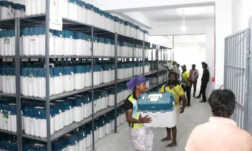 9 சட்டமன்ற தொகுதிகளில் இருந்த  மின்னணு வாக்குப்பதிவு எந்திரங்கள் கடலூர் குடோனுக்கு கொண்டு வரப்பட்டது  கலெக்டர் ஆய்வு