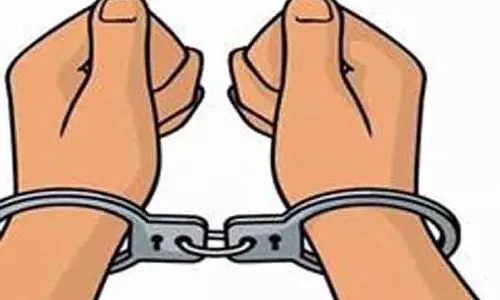 ஐம்பொன் சாமி சிலைகளை விற்க முயன்ற 2 பேர் கைது ஐம்பொன் சாமி சிலைகளை விற்க முயன்ற 2 பேர் கைது
