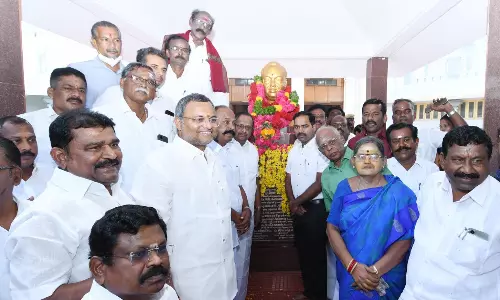 கண்ணதாசன் சிலைக்கு மாலை அணிவித்து மரியாதை கண்ணதாசன் சிலைக்கு மாலை அணிவித்து மரியாதை