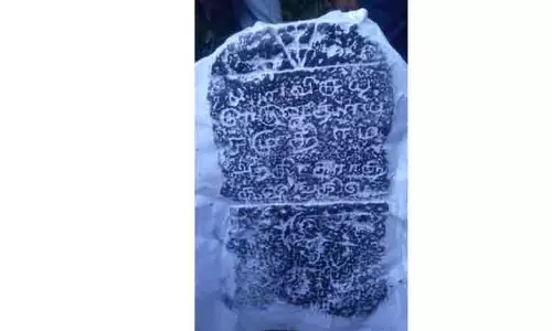 கந்தர்வகோட்டை அருகே ஏர் கலப்பையுடன் விவசாயி உருவம் பொறித்த கல்வெட்டு கண்டெடுப்பு கந்தர்வகோட்டை அருகே ஏர் கலப்பையுடன் விவசாயி உருவம் பொறித்த கல்வெட்டு கண்டெடுப்பு