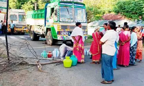 குடிநீர் கேட்டு காலிக்குடங்களுடன் பொதுமக்கள் சாலை மறியல் குடிநீர் கேட்டு காலிக்குடங்களுடன் பொதுமக்கள் சாலை மறியல்