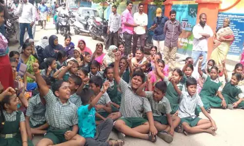 மாணவர்கள் `திடீர் சாலை மறியல்