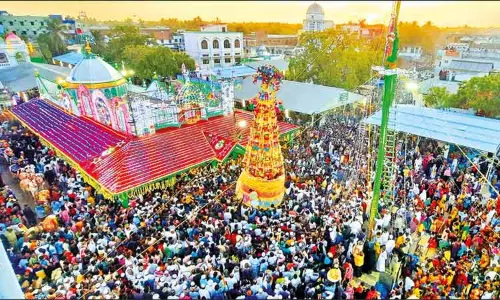 2 ஆண்டுக்கு பிறகு ஏர்வாடியில் சந்தனக்கூடு திருவிழா கோலாகலம் பல்லாயிரக்கணக்கானோர் பங்கேற்பு