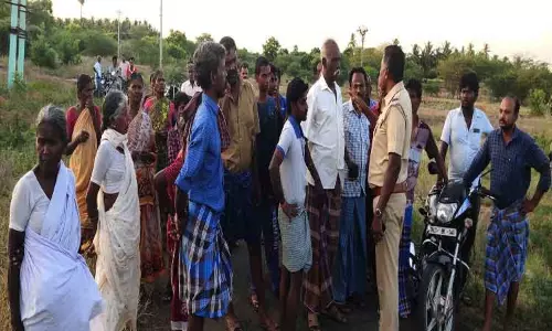 ஊஞ்சலூர் அருகே நார் மில்லை கிராமமக்கள் முற்றுகை ஊஞ்சலூர் அருகே நார் மில்லை கிராமமக்கள் முற்றுகை