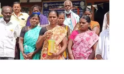 மும்முனை மின் இணைப்பு வழங்காததால்  பெண் தீக்குளிக்க முயன்றதால் பரபரப்பு