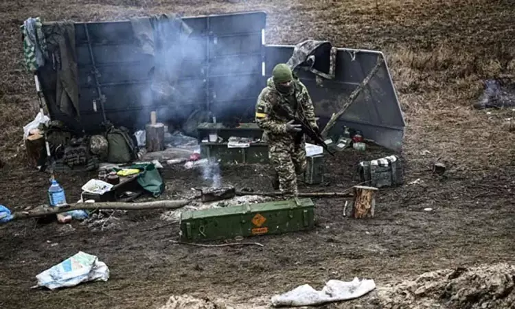 உக்ரைன் மீது ரஷியா நடத்தி வரும் தாக்குதல் சுமார் 4... ... லைவ் அப்டேட்ஸ்: கார்கிவில் ரஷிய படைகள் குண்டுவீசித் தாக்குதல் - 8 வயது குழந்தை உட்பட 15 பேர் பலி