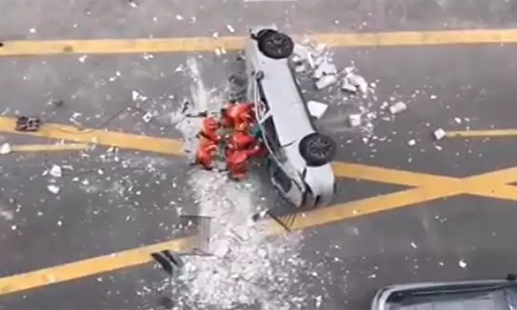 சீனா: சோதனையின் போது மூன்றாவது மாடியில் இருந்து கீழே விழுந்த மின்சார காா் - 2 போ் பலி