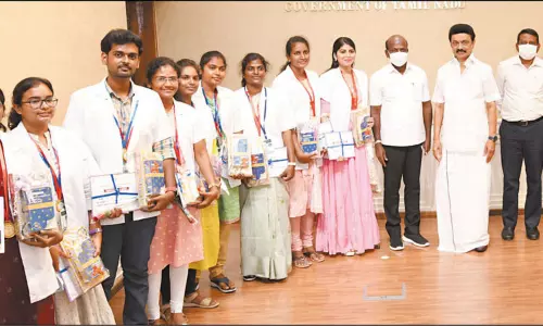 மாநில பாடத்திட்டத்தின்படி அரசு மருத்துவ கல்லூரியில் படித்து பதக்கம் வென்ற மாணவர்களுக்கு பாராட்டு