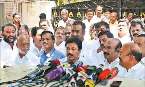 ஒருங்கிணைப்பாளர்கள் பதவி காலியாகிவிட்டது எடப்பாடி பழனிசாமி தரப்பு அதிரடி அறிவிப்பு ஒருங்கிணைப்பாளர்கள் பதவி காலியாகிவிட்டது எடப்பாடி பழனிசாமி தரப்பு அதிரடி அறிவிப்பு