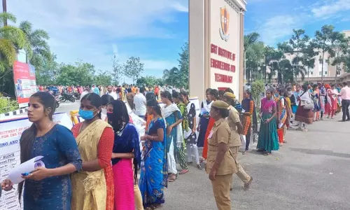 திருவள்ளூரில் 5,548 பேர் சப்-இன்ஸ்பெக்டர் தேர்வு எழுதுகின்றனர் திருவள்ளூரில் 5,548 பேர் சப்-இன்ஸ்பெக்டர் தேர்வு எழுதுகின்றனர்