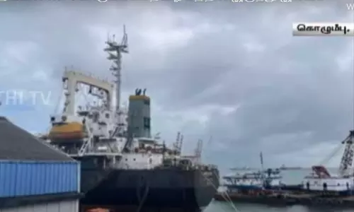 தமிழகத்திலிருந்து 2- வது கட்டமாக அனுப்பி வைத்த நிவாரணப் பொருட்கள் இலங்கையை சென்றடைந்தது தமிழகத்திலிருந்து 2- வது கட்டமாக அனுப்பி வைத்த நிவாரணப் பொருட்கள் இலங்கையை சென்றடைந்தது