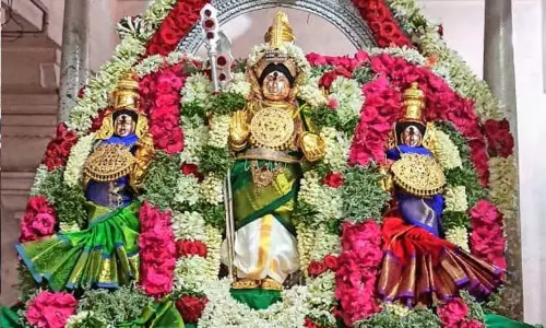 சிக்கல் சிங்காரவேலர் கோவிலில் கார்த்திகை வழிபாடு - திரளான பக்தர்கள் சாமி தரிசனம் சிக்கல் சிங்காரவேலர் கோவிலில் கார்த்திகை வழிபாடு - திரளான பக்தர்கள் சாமி தரிசனம்